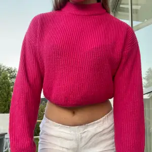 Neon rosa stickad tröja med halvpolo till salu. INKÖPT från H&M för 150kr men säljer för bara 50kr. Storlek S🌸💕 Lånad bild, skriv privat för egna!