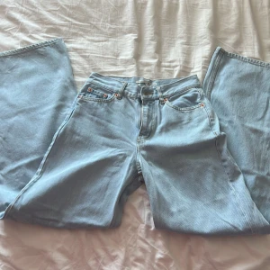 Junkyard jeans 25 - Säljer nu mina mid/high rise jeans från junkyard, säljer då de inte kommer till användning använda  1 gång så nästan nyskick, nypris va 500 kr och säkjer för 100 + frakt💕