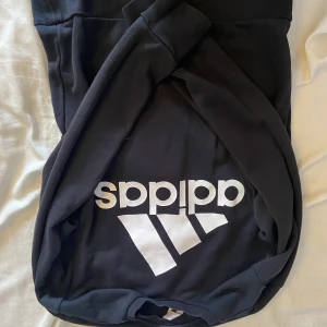 Adidas tröja  - En adidas tröja i stl S. Köparen står för frakt och betalning sker via Swish 