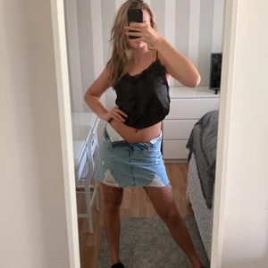 Gullig kjol - Hejsan! Säljer denna då den int ekonomer till användning! Köpt ifrån H&M 💙