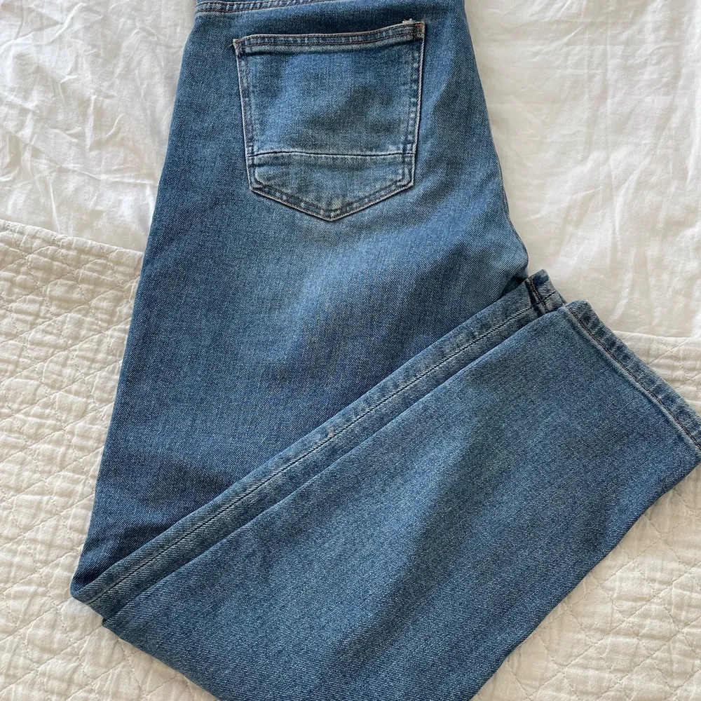 Säljer ett par helt oanvända jeans från Zara, i storlek S. . Jeans & Byxor.