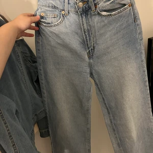 Blåa jeans  - Jättefina blåa jeans som jag köpte från hm! Jag säljer dessa då de har blivit för små i midjan. Skriv vid frågor❤️