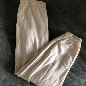 Ljust beiga byxor från H&M, strl S - Byxor som är ljust beiga, nästan off-white. Knappt använda så är fint skick.  
