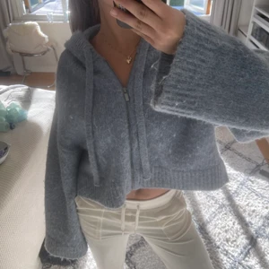 Zara kofta  - Super fin stickad kofta från zara, knappt använd! Jätte mysig och perfekt nu till hösten. Säljer för 250kr exkl. frakt!💓