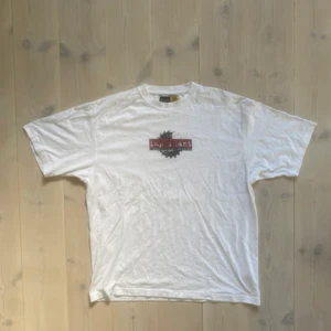 Vintage T-shirt  - En as tjock T-shirt från tidigt 00 tal. Skick 7/10 nån liten fläck här o där. Storlek Xl men passar också en boxy L 