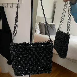 Svart liten väska  - Köpt secondhand, super fin men har inte kommit t användning nu på senaste. Inte alls sliten! Fraktar spårbart💞