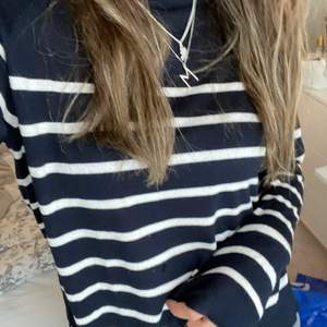 Säljer min finstickade Zara tröja!💗 köpt förra året på Zara för ca 150kr tror jag. Använd några gånger och har en liten tråd som sticker upp på framsidan men inget man märker alls! Kan skicka bild om det önskas😻 tryck inte på köp direkt!💗
