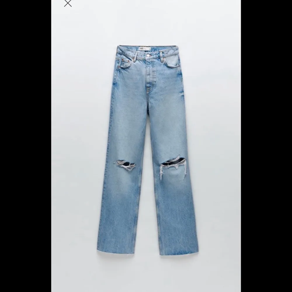 Vida full length jeans med hål från Zara. Lappar kvar. Långa på mig som är 172 cm lång. Frakt ingår i priset. Jeans & Byxor.