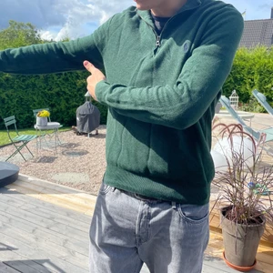 Ralph lauren half zip  - Sparsamt använd Ralph lauren half zip i superbra skick! Den är i storlek L och sitter assnyggt. Nypris 1200kr😎