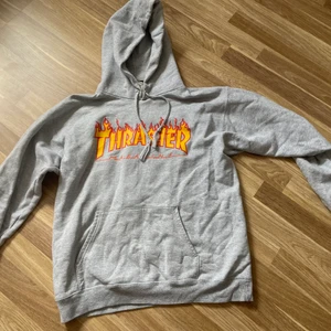 Trasher hoodie strl S - En nästintill oanvänd trasher hoodie. Storleken är small, och passar S och mindre. En jättesnygg hoodie men kommer aldrig till användning för mig. Nypris för den är 1250. Säljer för 700 +frakt. 🥰🥰🥰