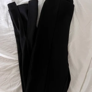 Finbyxor med slits och söm framtill! - Sparsamt använda! I fint skick 