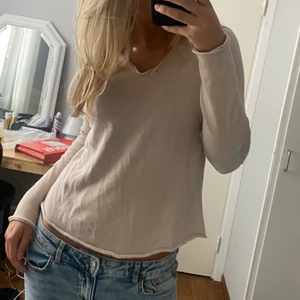 Tröja med stjärnor - Stickad tröja med stjärnor på armbågarna.  Säljer pågrund av flytt utomlands, går att få paketpris vid köp av fler plagg, frakt ingår inte