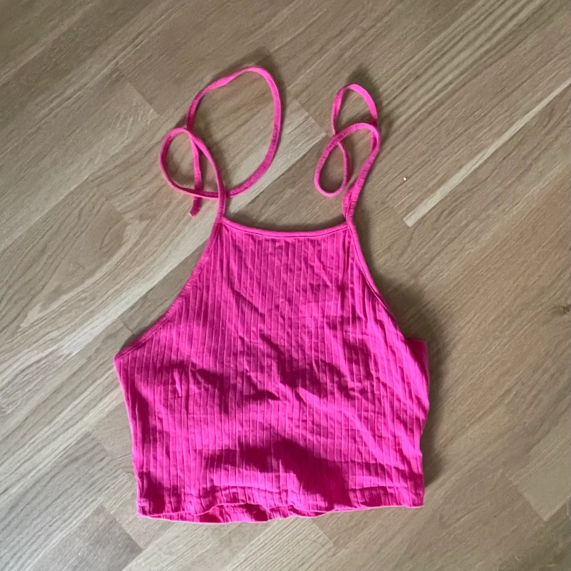 Rosa linne med snörning runt halsen - 90