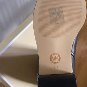 Svarta Michael Kors Leather Boots Helt nya, aldrig använda förut, säljer de pga fel storlek  Storlek: 39 men passar 38 Inkluderar boxen, allt som kom med i köpet 🖤💛 Pris: 1600kr💸