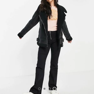 Svart pilotjacka från new look  - Supersnygg jacka från new look i bra skick, storlek 36. Laddar upp egna bilder på jackan inom kort 🫶