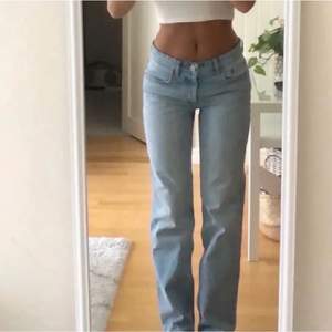 Säljer dessa zara mid rise jeans i storlek 36, låndad bild💓 (samma färg och storlek som på bilden)