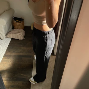 Svarta linne byxor  - Säljer dessa superfina svarta linnebyxor från zara! Använd en gång 🖤