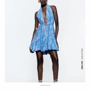 Klänning Zara - INTRESSEKOLL på mönstrad klänning med halterneck från Zara! Storlek M, aldrig använd. Nypris 399kr men slutsåld på hemsidan!
