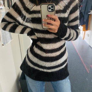 svartvit randig stickad tröja - Passar perfekt till hösten🍁🍂 för er som börjat leta efter höstkläder❤️ stretchig. Passar xs-L. Sitter på mit som är 167 ocj har S i storlek. TRYCK EJ PÅ KÖP.