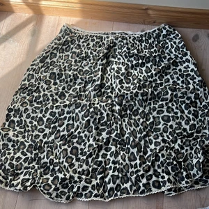 🐆 kjol! - Leopardmönstrad kjol! Storlek S