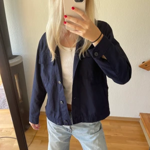 Höst jacka från GAP - Köpte denna jackan secondhand häromdagen då jag tyckte den var så snygg men jag har för många liknande jackor och säljer därför den nu💖