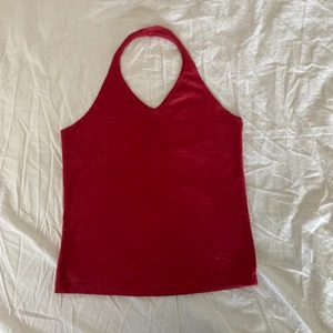 Röd halterneck - Säljer detta supersöta linne. Färgen kommer inte fram påbilderna, det är dovare och melerad i verkligheten. ☀️ Skriv för fler frågor