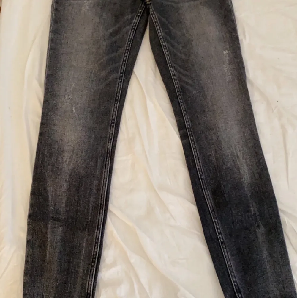 Säljer mina snygga zara byxor då de tyvärr är för långa för mig som är 155. Detta är stretchiga jeans/ jeggings. Knappt använda.. Jeans & Byxor.