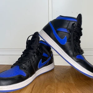 Air jordan 1 mid Black royal - Köpta från JD sports   Använd cirka 10 ggr  Väll omhändertagen