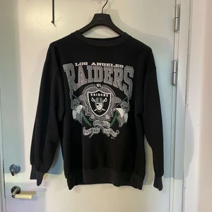 Raiders sweatshirt 1992  - Sällsynt vintage sweatshirt från 1992. Modellen ska sitta lite hängig. Passar M och L