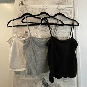 Simpla sköna linnen från HM köpta för 29kr styck. Säljer alla tre linnen i färgerna vit, grå och svart för 60kr. 💕