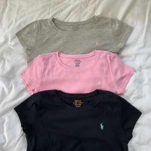 Ralph Lauren t-shirts - Säljer dessa ralph lauren t-shirts då de inte kommer till användning. De är i väldigt bra skick då de knappt är använda. De är ganska små i storleken och är i storlek 12-14 år (amerikansk storlek). Säljer alla tre för 400kr+ frakt annars 150kr st+ frakt😻