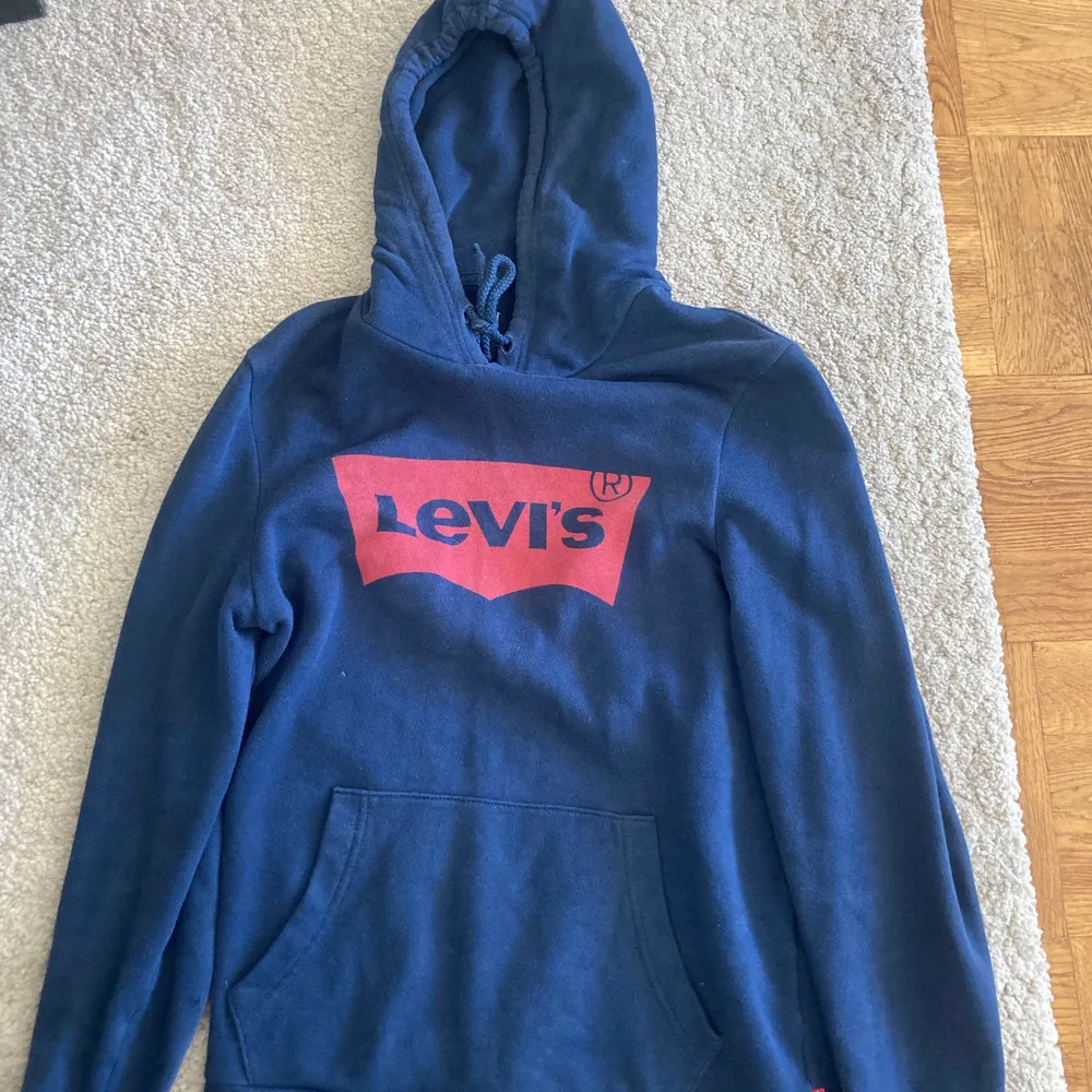 Levis hoodie med rött tryck s, varm hoodie frakt ingår inte . Hoodies.