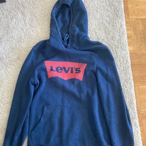 Mörkblå Levis hoodie med rött tryck  - Levis hoodie med rött tryck s, varm hoodie frakt ingår inte 