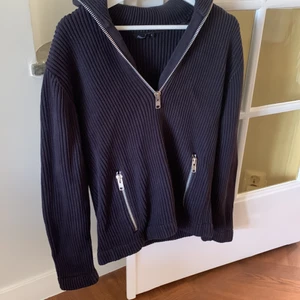 Filippa K Zipper - Säljer en Filippa K zipperertröja. Riktigt snygg till skjorta. Storlek M