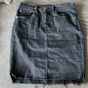 Jeanskjol lager 157 stl M - Fin svart jeanskjol. Använd ett fåtal gånger och är nästan i nyskick.  Köpt för ca 2 år sen och har som sagt knappt använd den. 