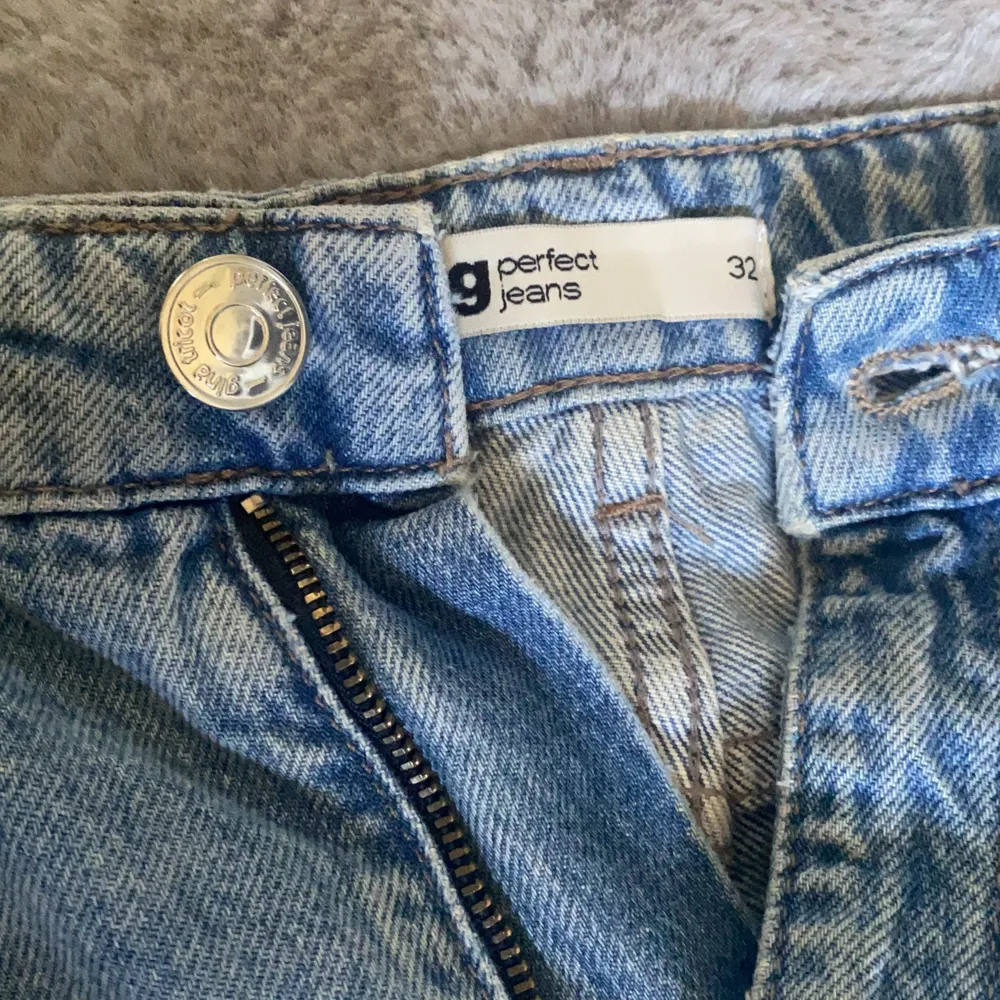 Bra skick, använda ca 5-6 gånger. Jag säljer dessa för det är för stora för mig och inte min stil!. Jeans & Byxor.