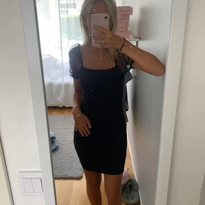Klänning - ⚠️TRYXK EJ PÅ KÖP DIREKT⚠️ Jätte fin svart klänning med fina ärmar 