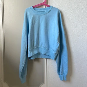 Blå sweatshirt - Lite croppad och superfin färg!! 