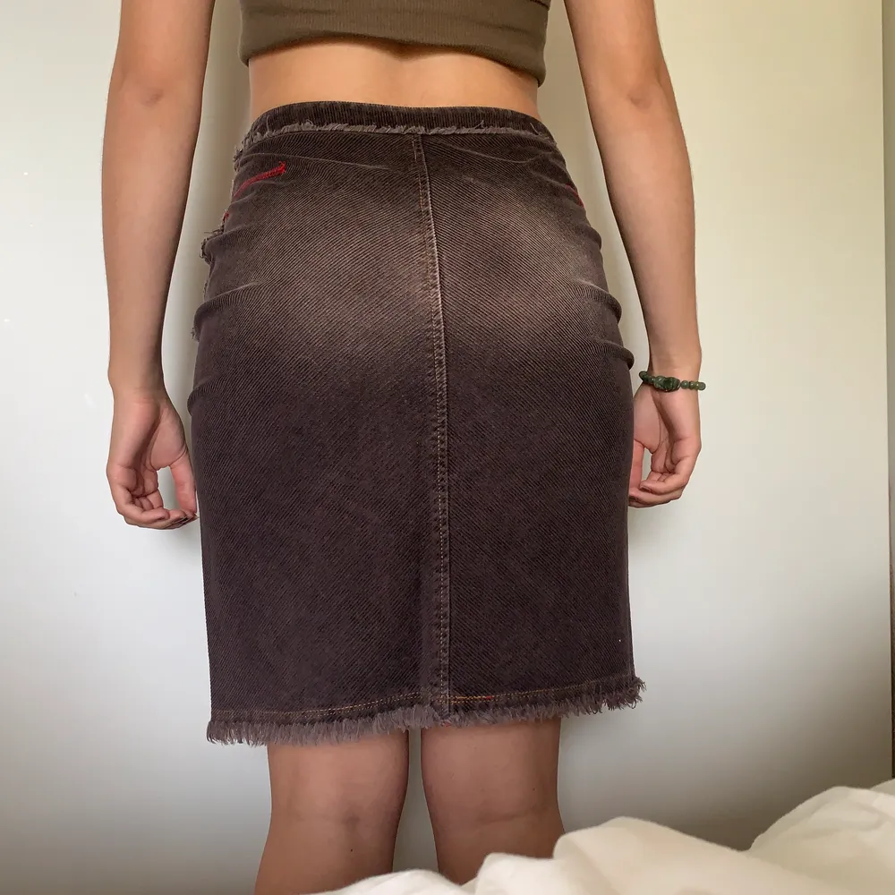 I’m selling this vintage Killah Babe skirt that I thrifted. Very nice fabric 100% Cotton made in Italy. Vintage treasure find ;) I’m a 28 and this fits a bit tight but still wearable! . Skjortor.