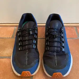 Ett par Nike skor som är bra för den som går mycket. Är ksk i användskick 