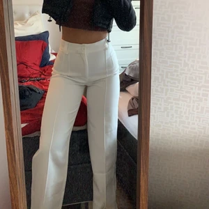 Kostymbyxor  - Ett par kostymbyxor från Zara som har kommit till användning bara 1gång. Köpte dom för ungefär 399kr men säljer dom för 150kr ( + 66kr spårbar frakt )