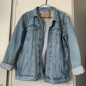 Jeansjacka  - Nästan helt oanvänd jeansjacka, stl M.❣️