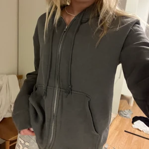 Tröja - mörk grå zip up hoodie från hm i stl S, bra skick!