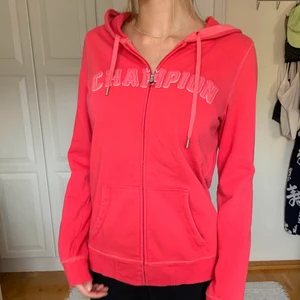 Champion hoodie strlk M - Säljer denna snygga Champion hoodie i storlek M, passar även S! Frakt 66 men kan även mötas upp💞⭐️