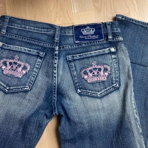 Victoria Beckham jeans - SJUKT snygga victoria beckham lågmidjade jeans💖dom är utsvängda💖 säljer pga att dom är alldelles för korta på mig som är 175. Passar någon som är kortare. INNERBENSLÄNGD: 68 cm 💖 Köparen står för frakten, direktpris: 450+frakt då bud inte gäller❤️