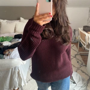 Vinröd stickad - Såså fin stickad vinröd tröja! Jättemjuk och skön, och i väldigt fint skick❤️ lite längre i modellen men går att stoppa in kanten som på bilderna! Höstens mysigaste tröja🥹