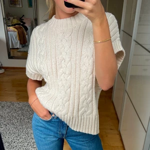 Stickad väst från Monki - Säljer en stickad väst från Monki i storlek M, väldigt snygg till jeans! 💛 köpare står för frakt