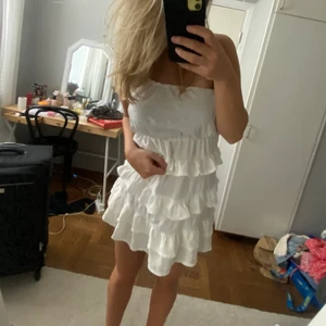  Volangklänning - Säljer denna söta volangklänning från byanastasia. Den är one shoulder 