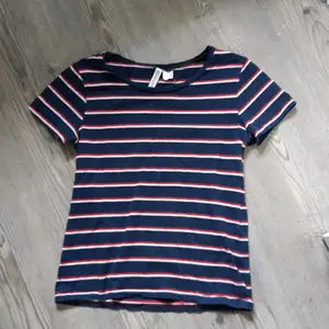 Blå, röd och vitrandig T-shirt från H&M i strl S. 95% bomull 5% elastan