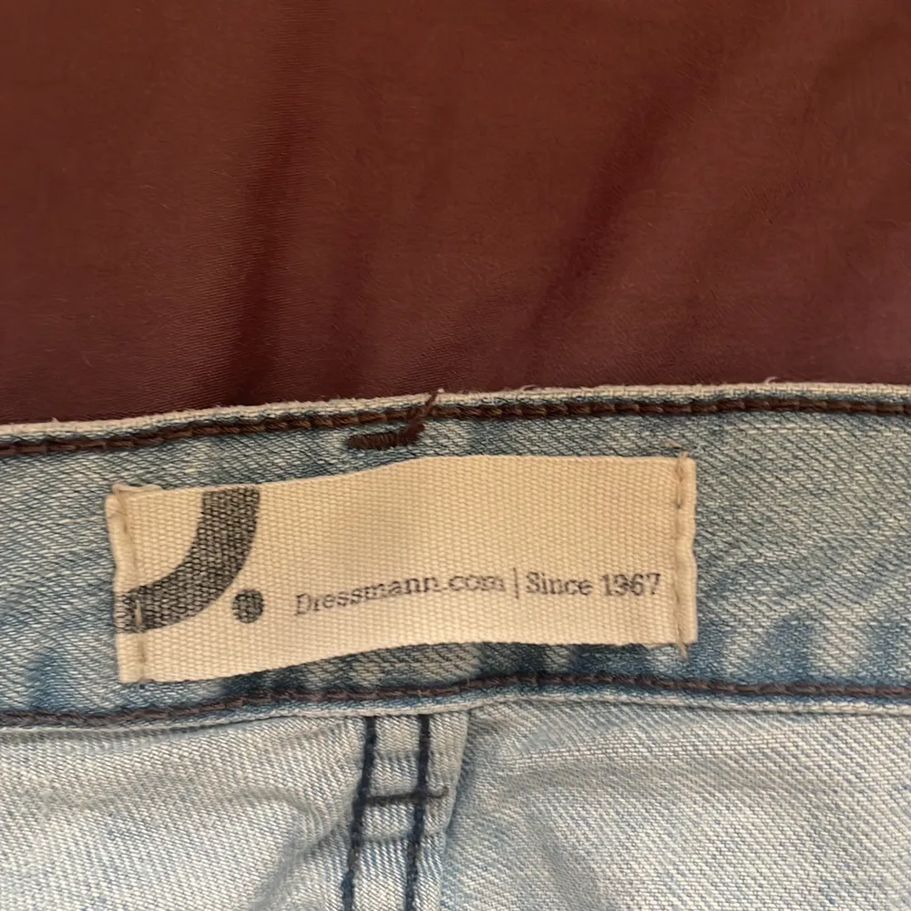Ett par jeans från secondhand, midwaist. Använt få gånger men fin färg💕. Jeans & Byxor.